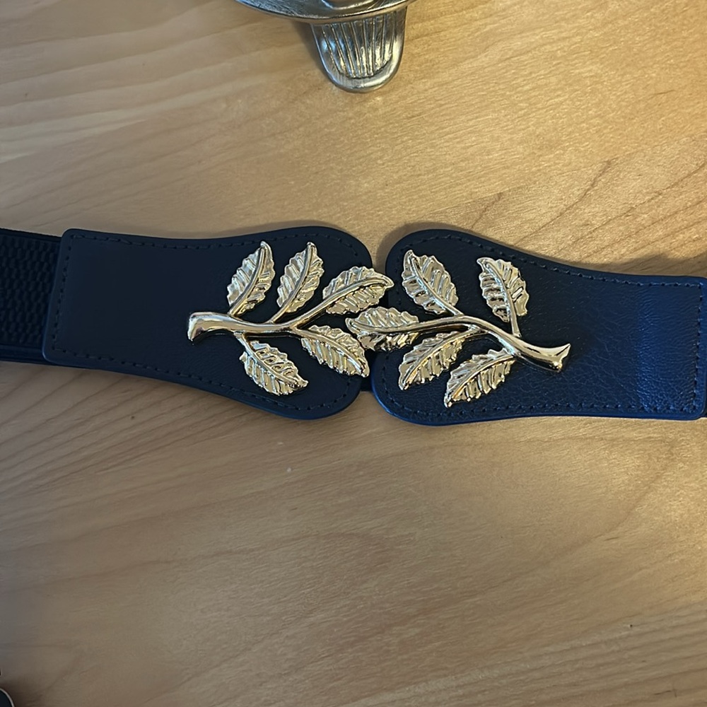 NWT Navy Stretch Belt with Gold Leaf Buckle - Picture 3 of 6